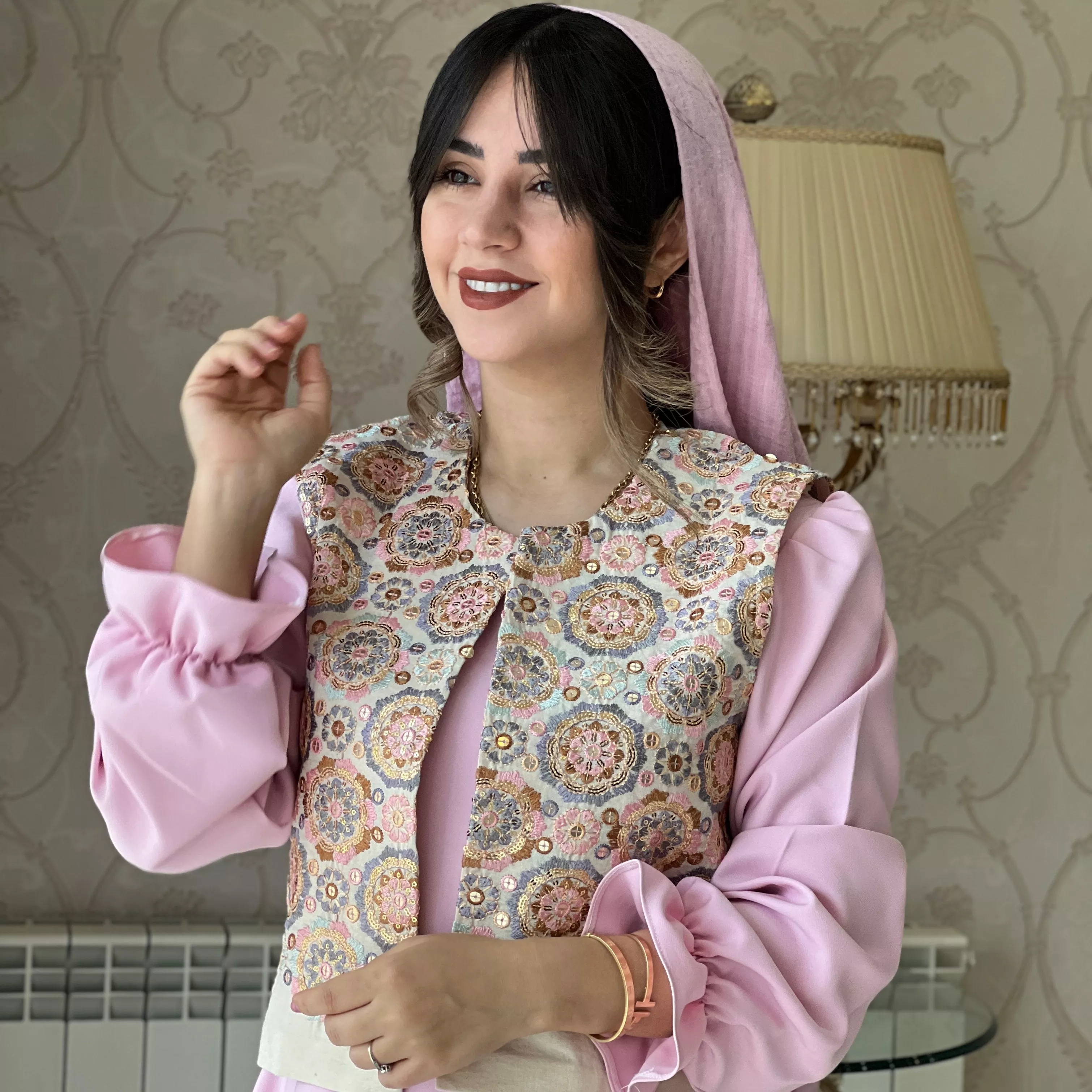 خرید پیراهن و وست صورتی قد ۱۳۵ بند کمر دارد 