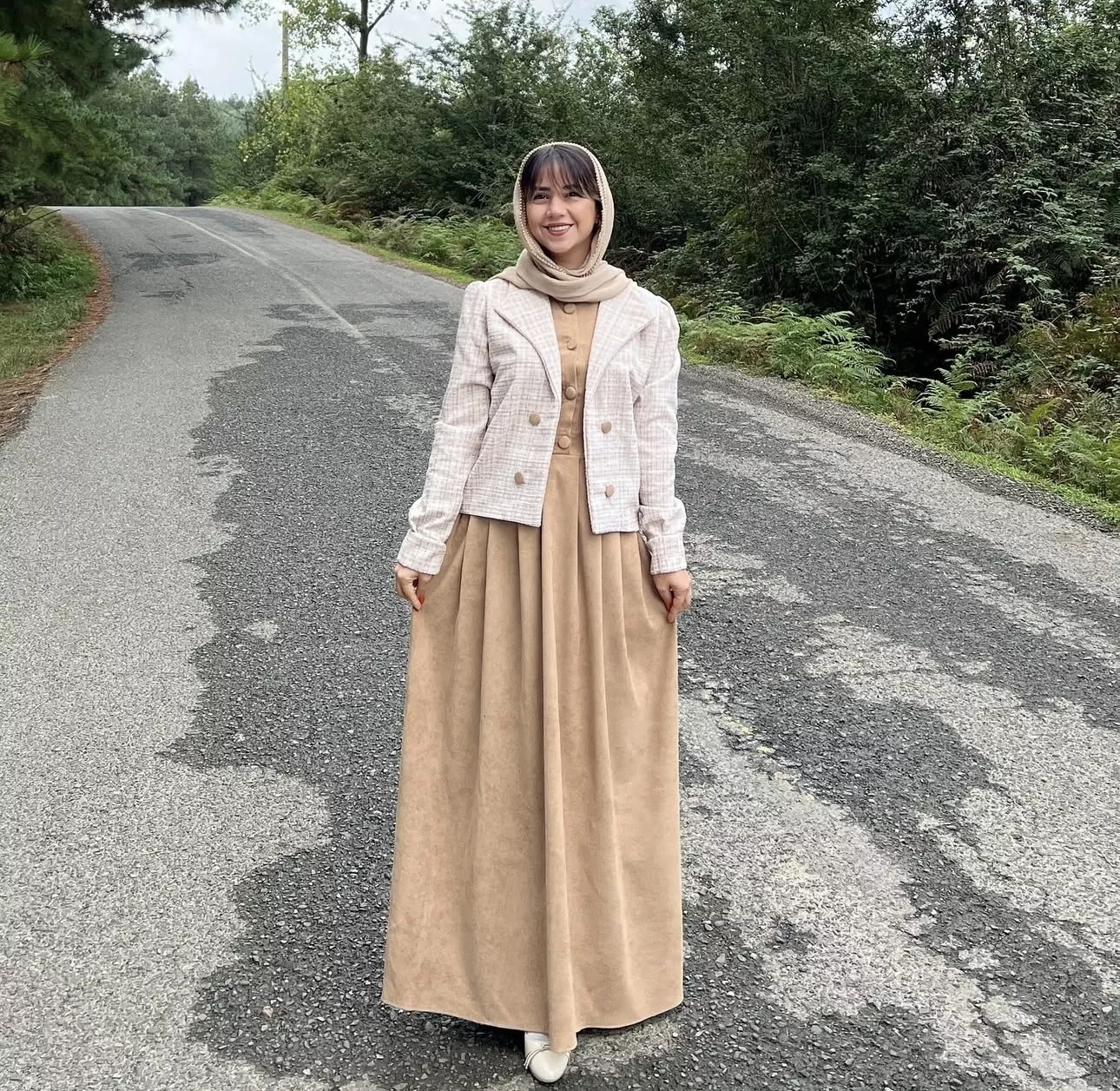 خرید کت و سرافان شانل کرم قد ۱۳۵ بند کمر دارد جلو دکمه دارد 