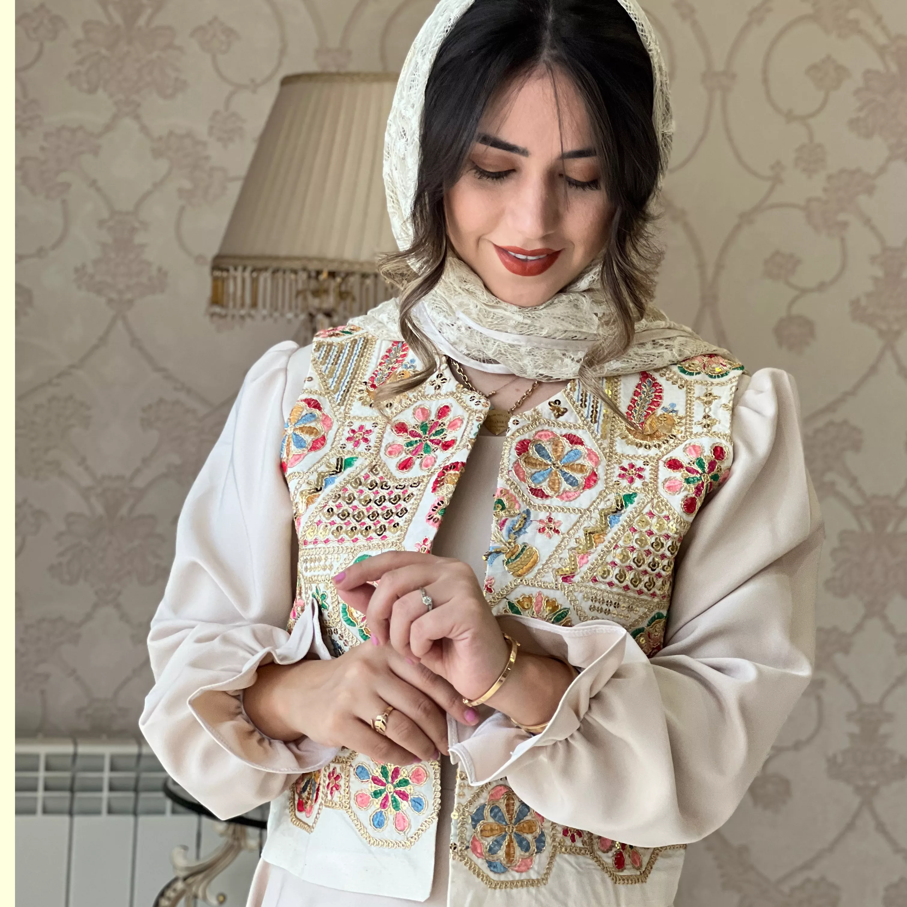 خرید پیراهن و وست پرنیان کرم سوزندوزی قد ۱۳۵ بند کمر دارد 
