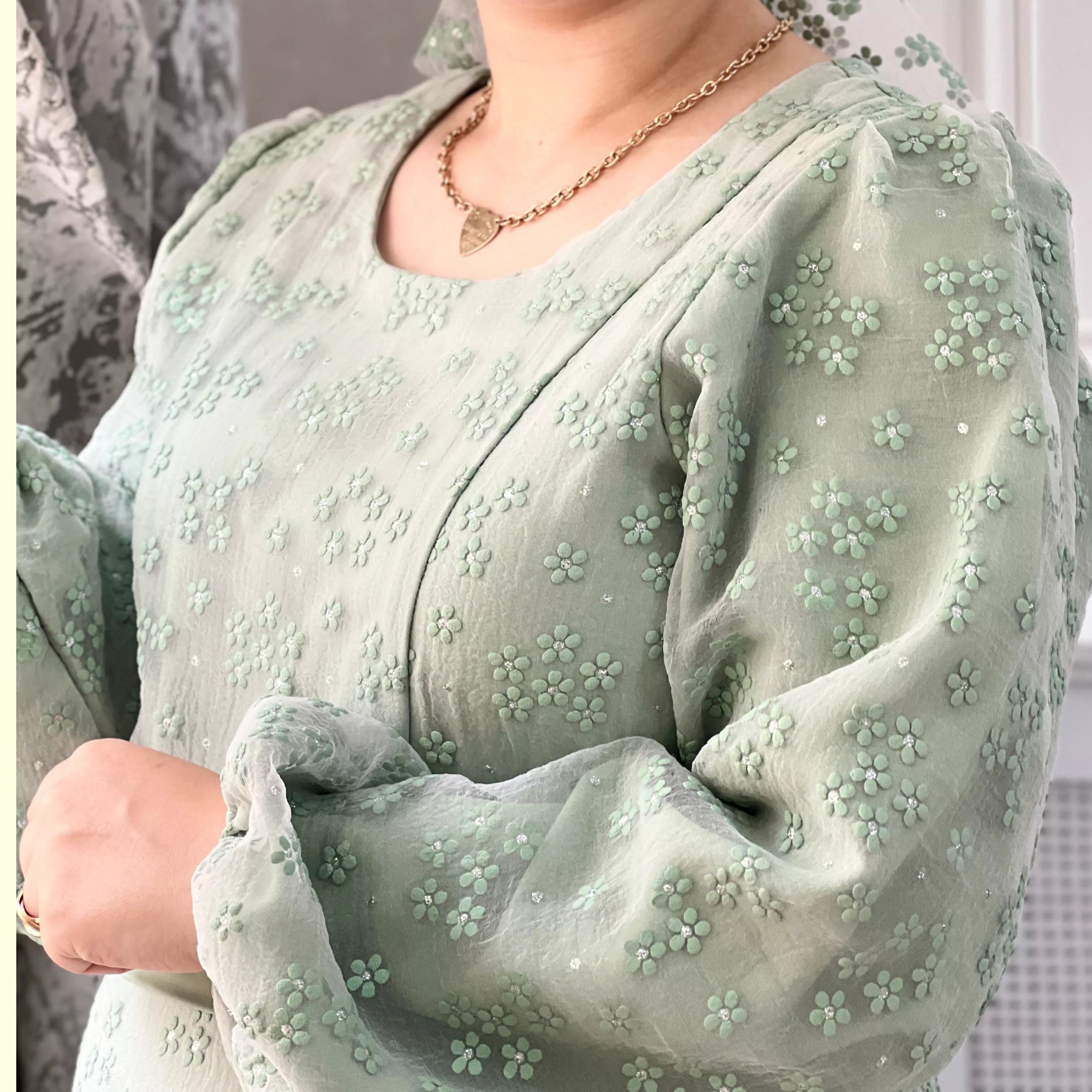 خرید پیراهن ترنم قد ۱۳۵ کاملا استر کشی شده بند کمر دارد 