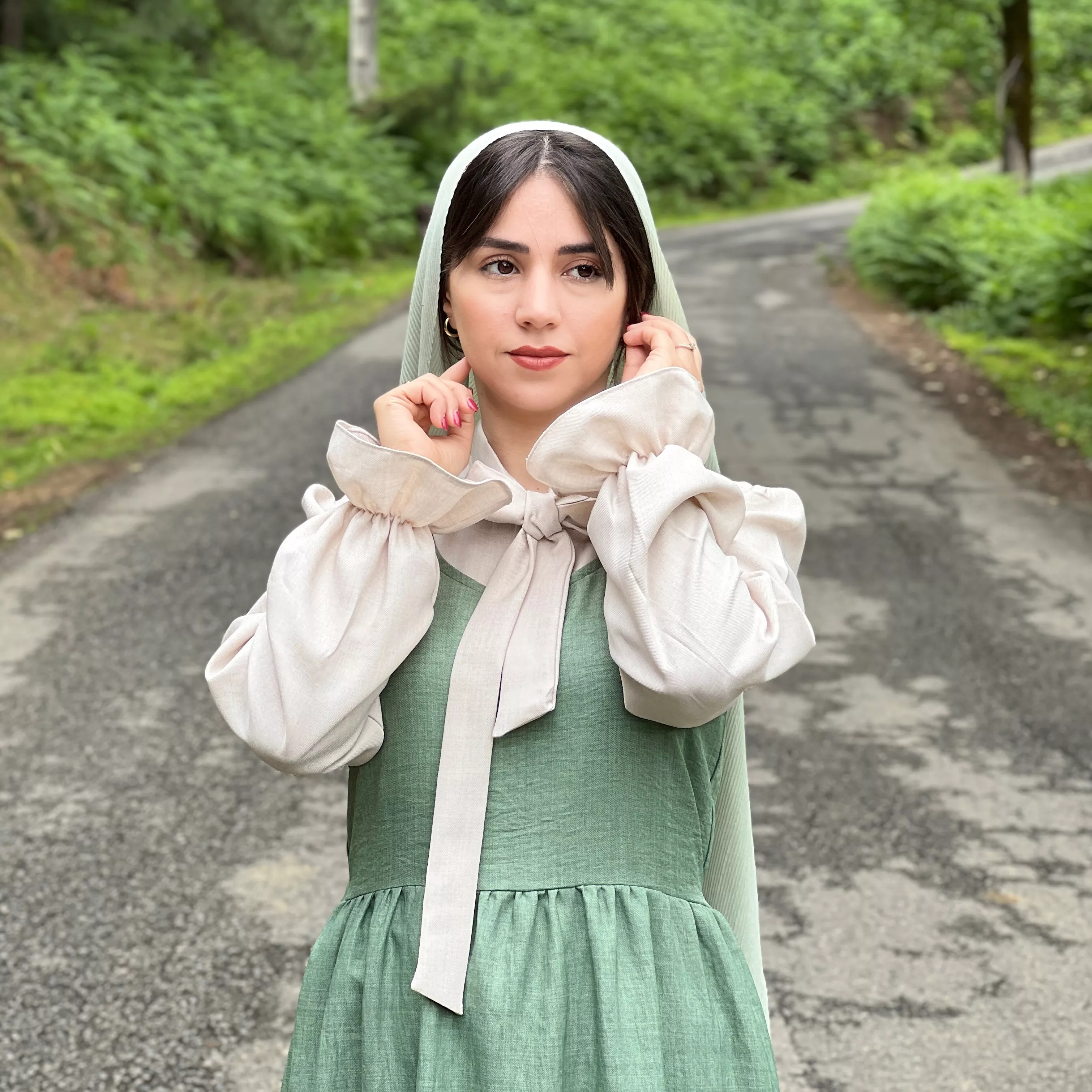 خرید شومیز و سرافان کرم و سبز فیروزه ای  قد ۱۳۵ بند کمر دارد 
