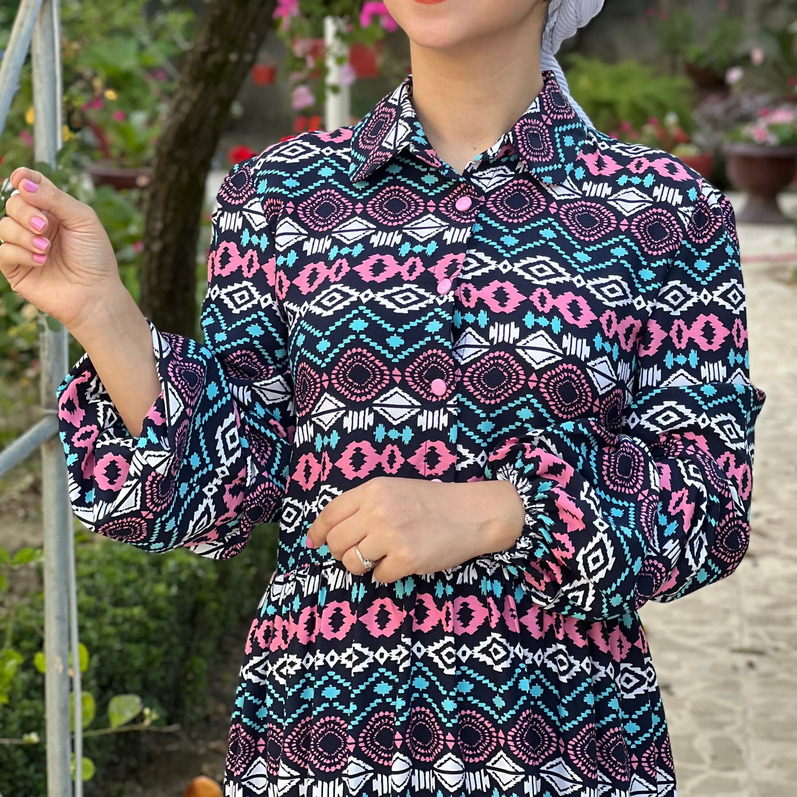 خرید پیراهن نخی سرمه ای سرخابی قد ۱۳۵ سانت بند کمر دارد جلو دکمه دارد 