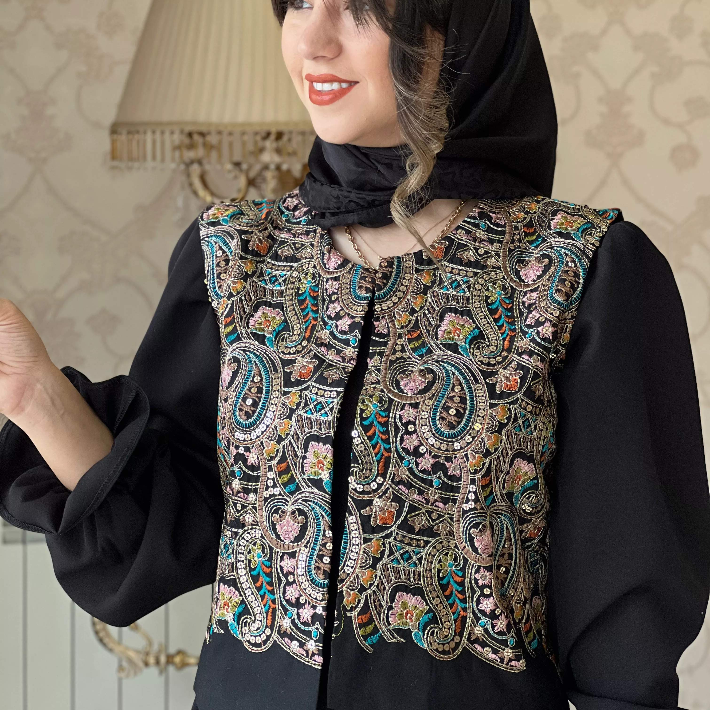 خرید پیراهن و وست اطلس مشکی سوزندوزی قد ۱۳۵ بند کمر دارد 