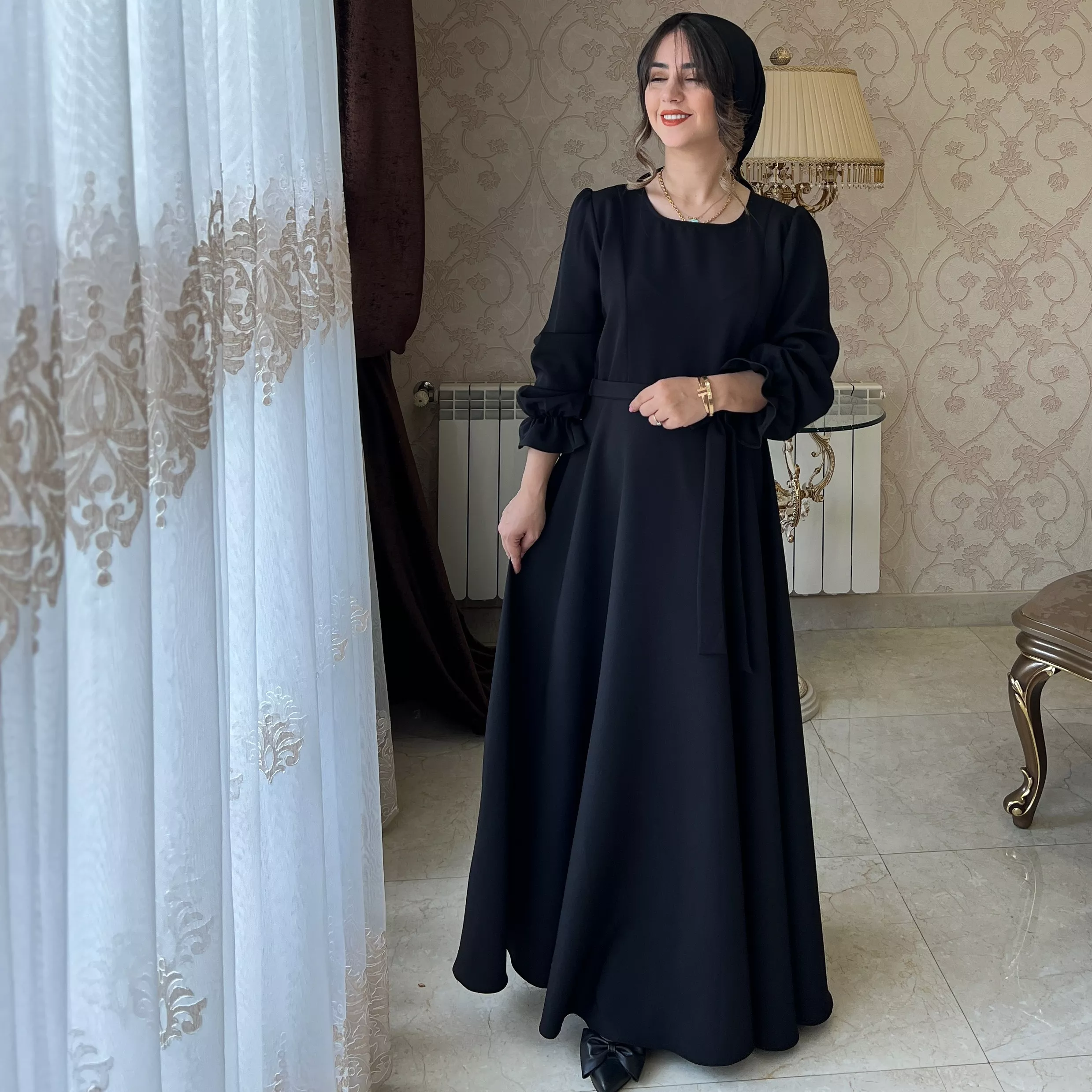 خرید پیراهن و وست اطلس مشکی سوزندوزی قد ۱۳۵ بند کمر دارد 