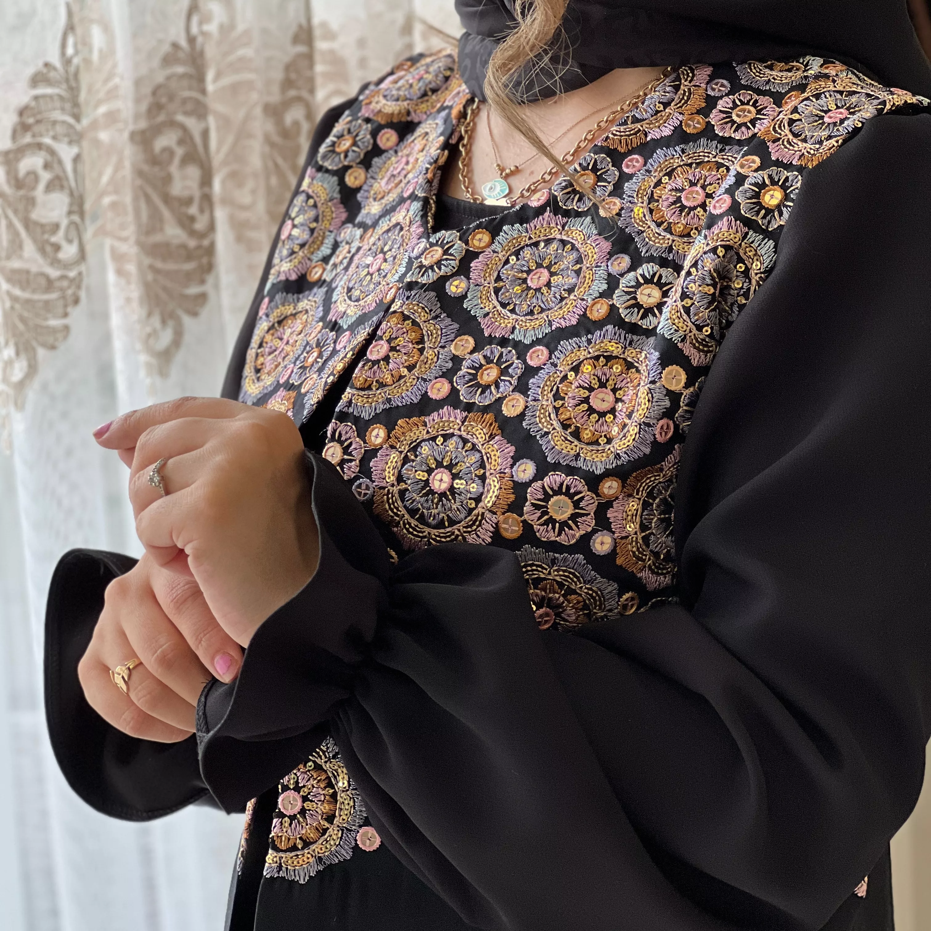 خرید پیراهن و وست ترمه مشکی سوزندوزی قد ۱۳۵ بند کمر دارد 