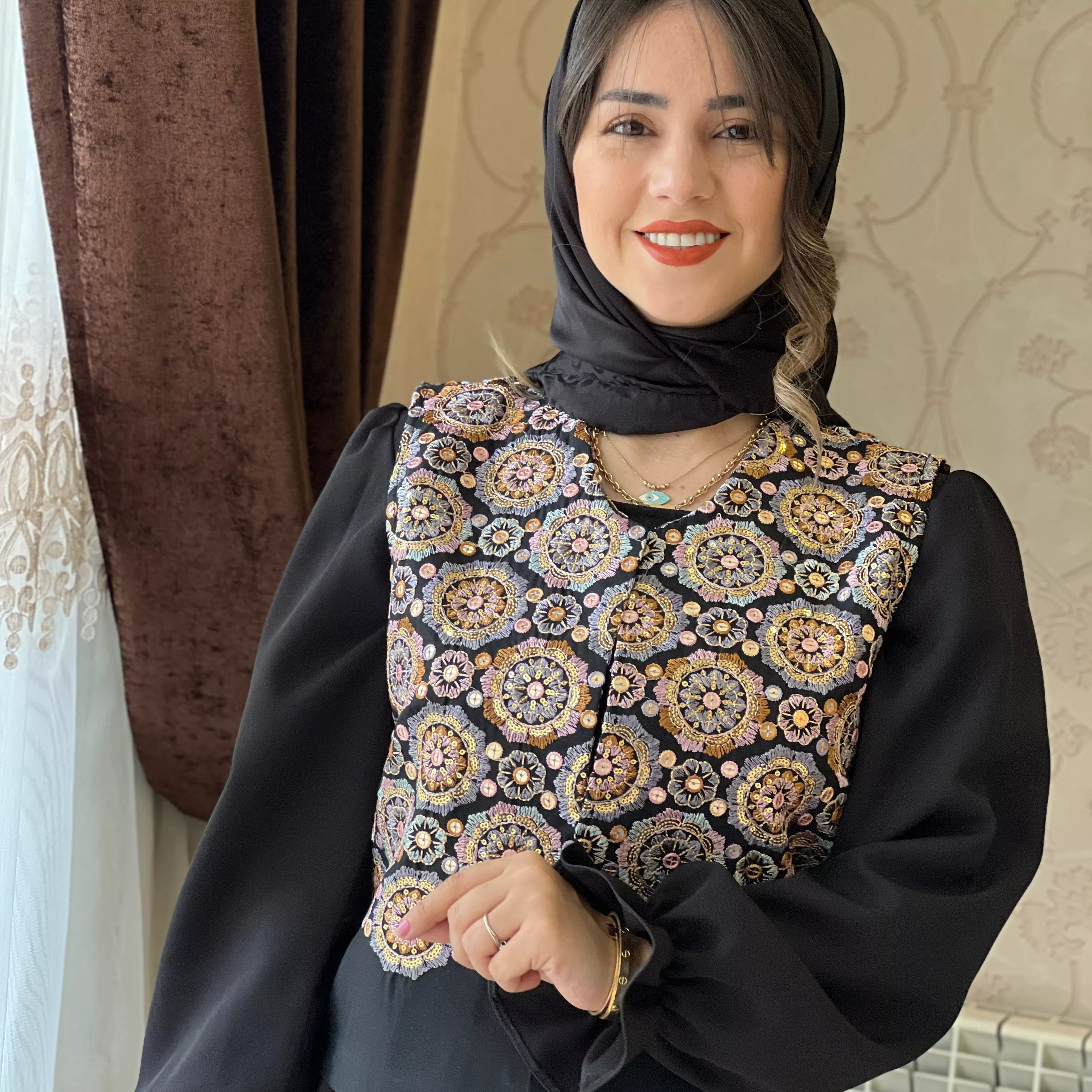 خرید پیراهن و وست ترمه مشکی سوزندوزی قد ۱۳۵ بند کمر دارد 