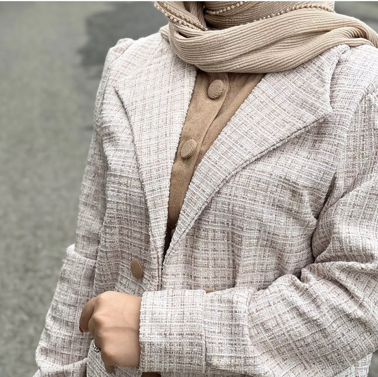 خرید کت و سرافان شانل کرم قد ۱۳۵ بند کمر دارد جلو دکمه دارد 