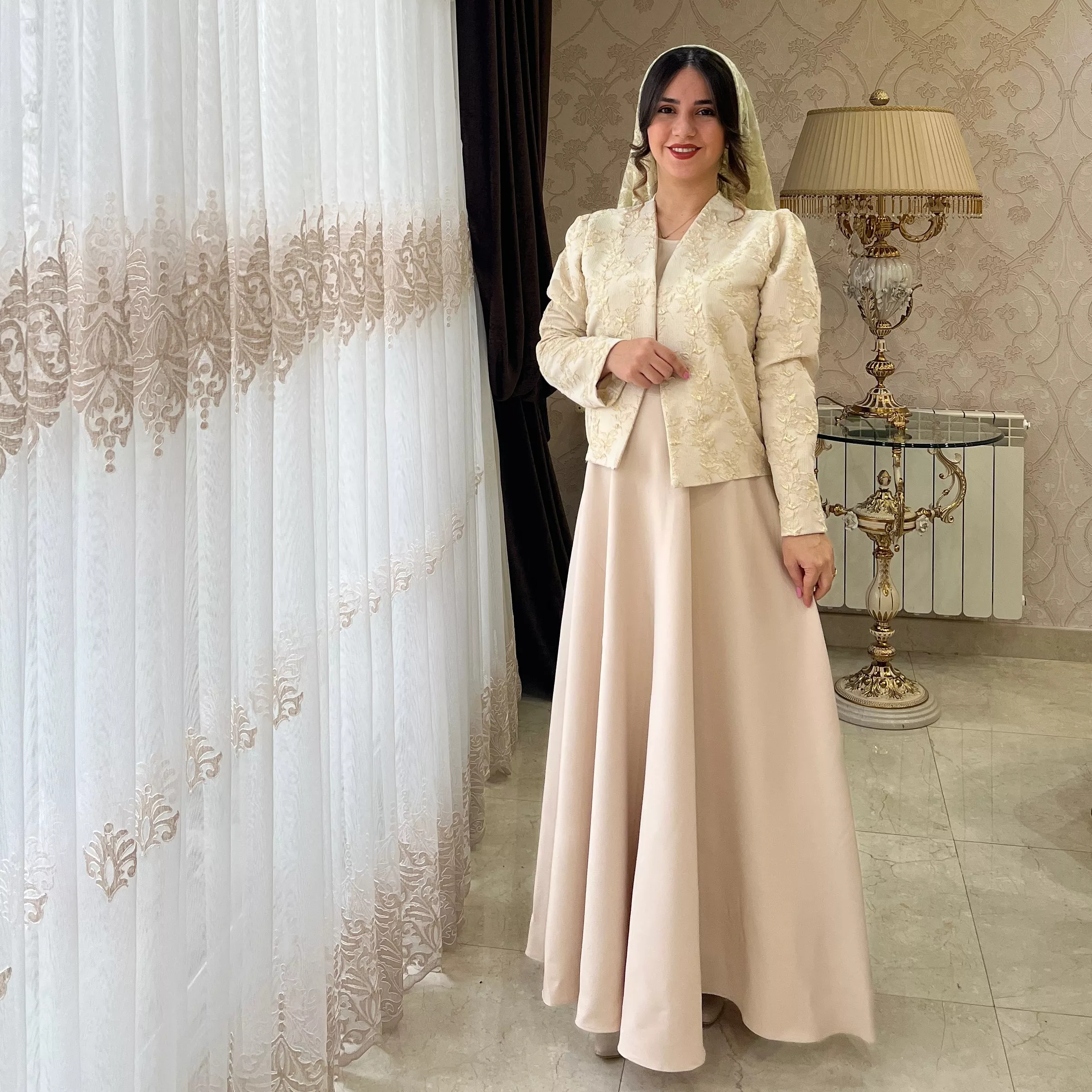 خرید کت و سرافان شکوفه کرم قد ۱۳۵ بند کمر دارد 