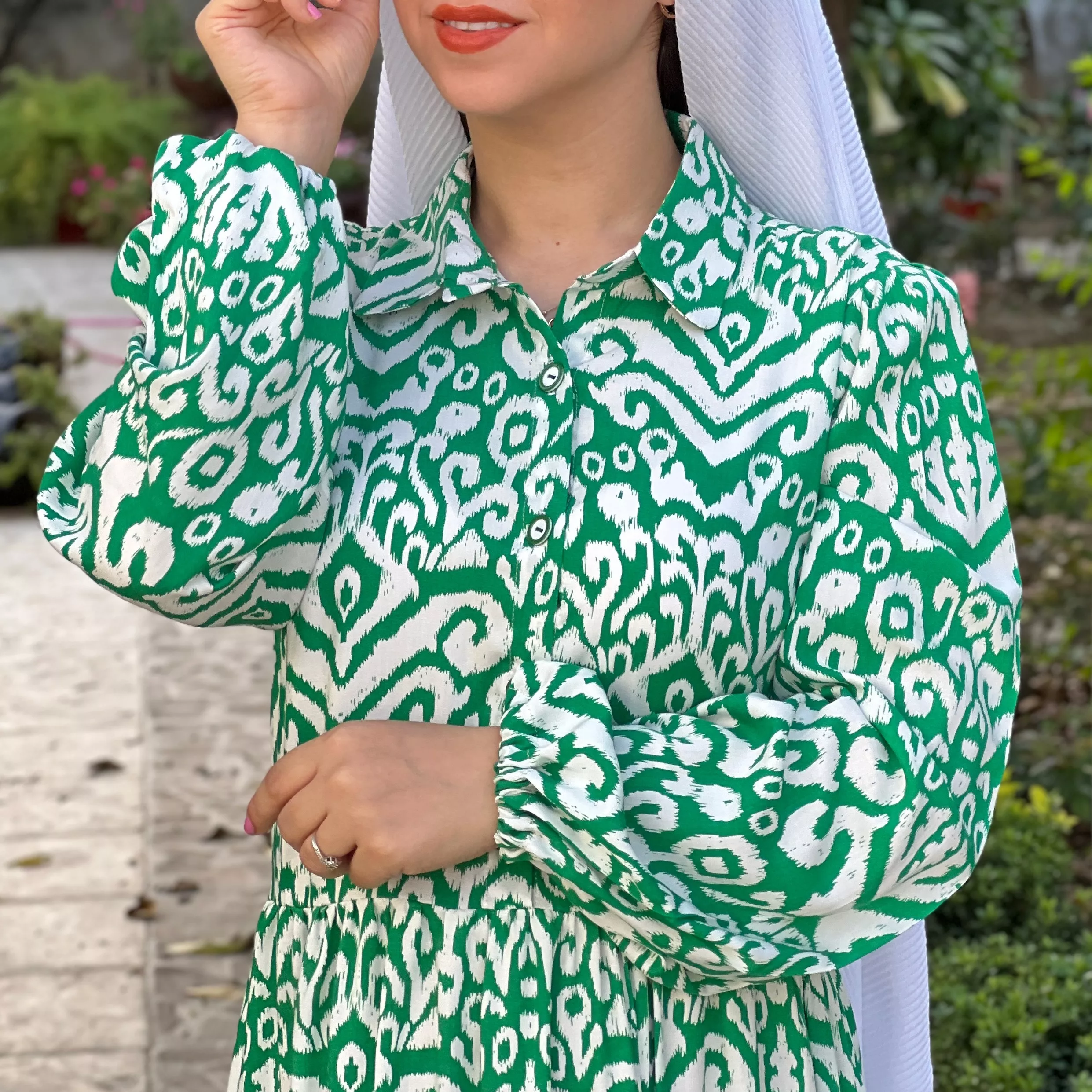 خرید پیراهن نخی سفید سبز قد ۱۳۵ سانت بند کمر دارد جلو دکمه دارد 