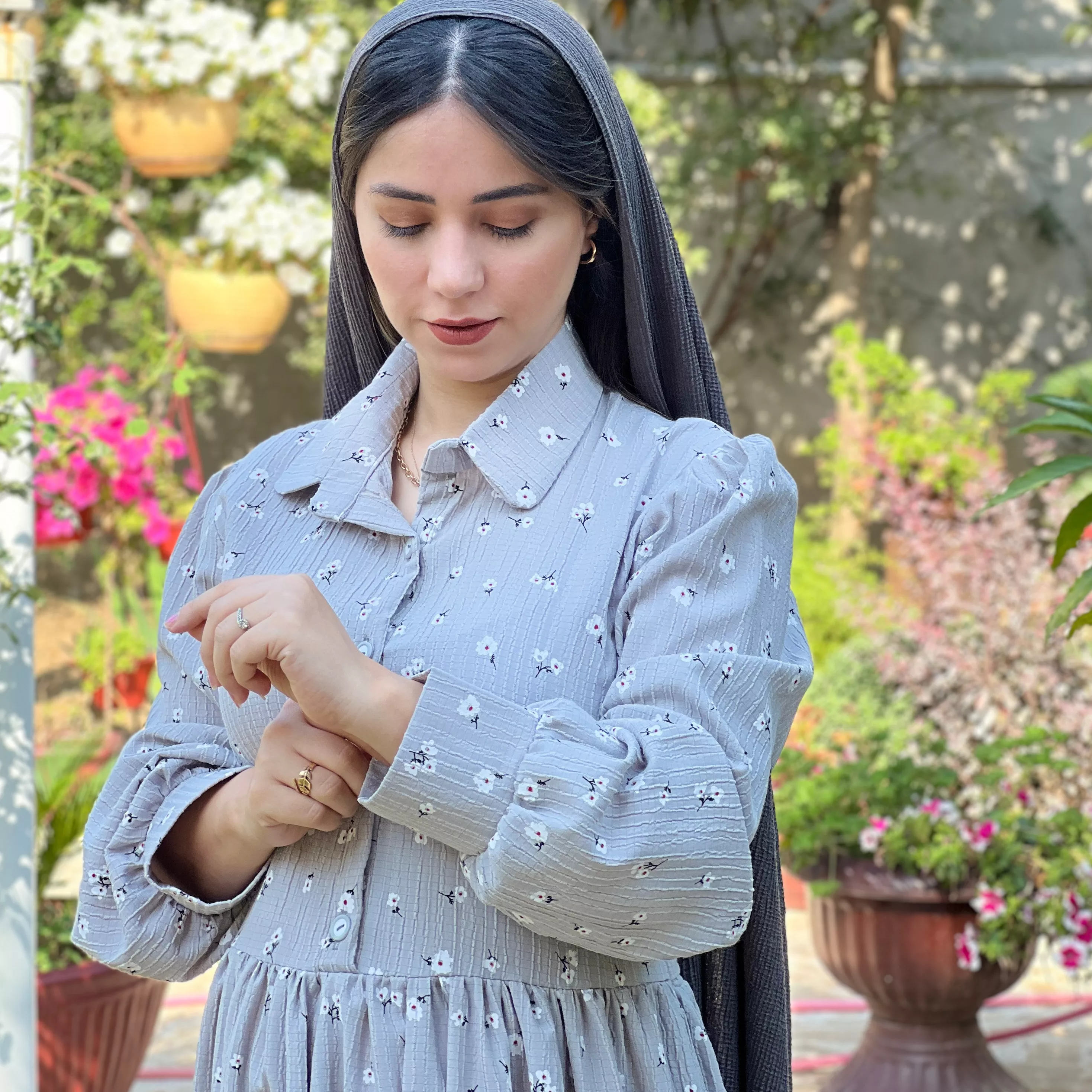 خرید پیراهن گل چرمی طوسی قد ۱۳۸ بند کمر دارد 