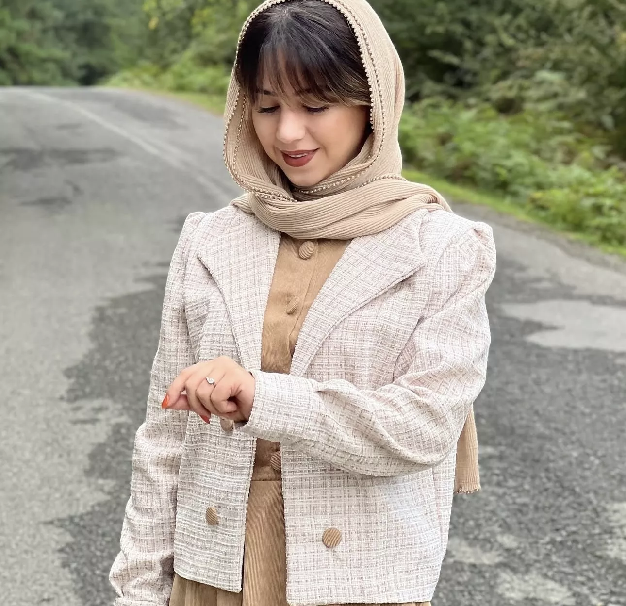 خرید کت و سرافان شانل کرم قد ۱۳۵ بند کمر دارد جلو دکمه دارد 