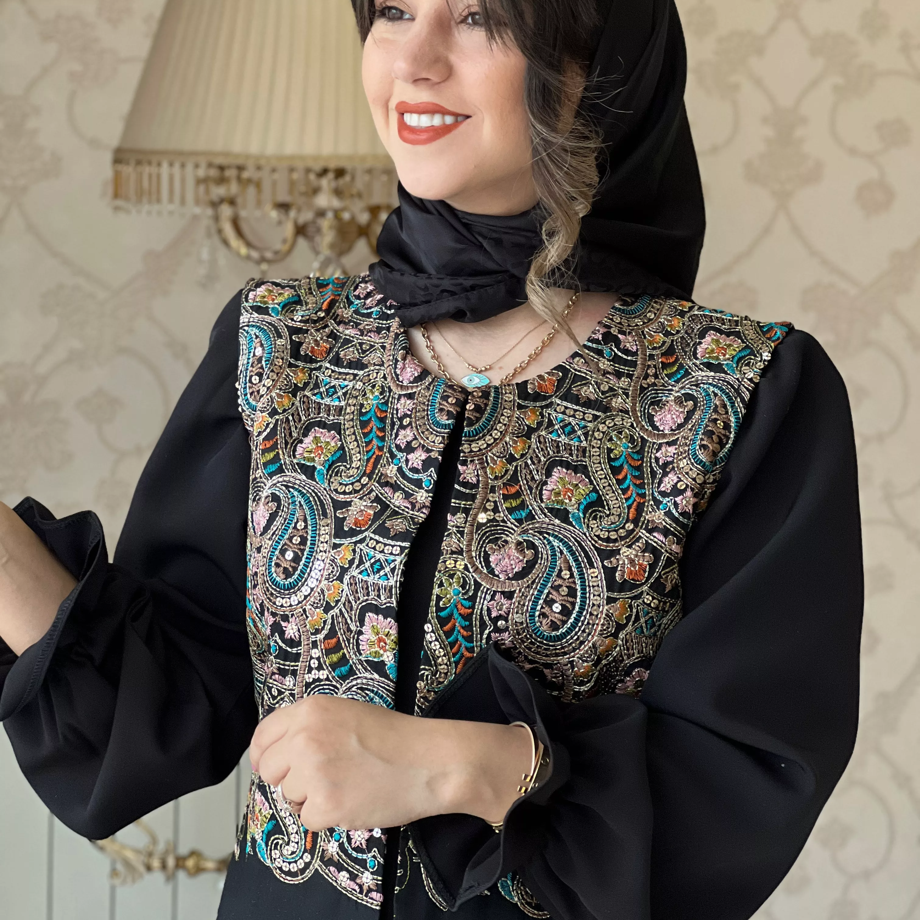 خرید پیراهن و وست اطلس مشکی سوزندوزی قد ۱۳۵ بند کمر دارد 