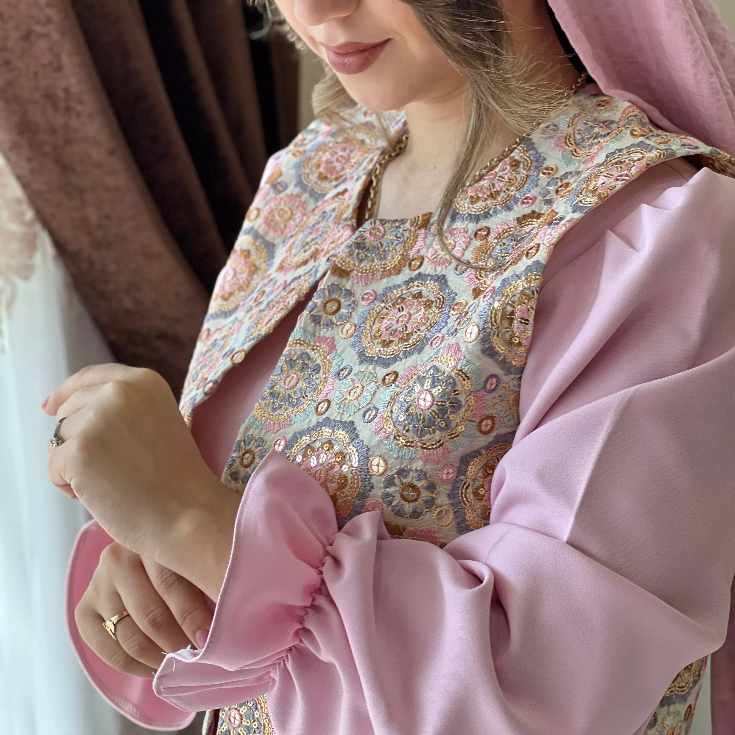 خرید پیراهن و وست صورتی قد ۱۳۵ بند کمر دارد 